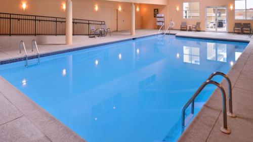 马丁斯堡马丁斯堡假日酒店的蓝色的酒店游泳池