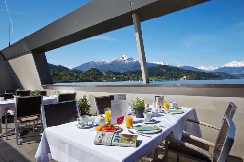 因斯布鲁克Tivoli Hotel Innsbruck的山景阳台上的桌子