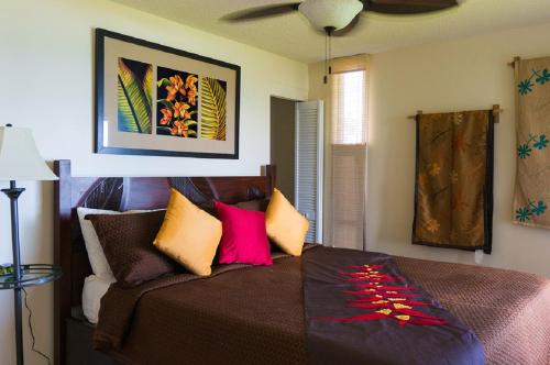普林斯维尔Sealodge G4的一间卧室配有一张带色彩缤纷枕头的大床