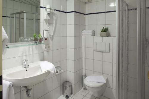 Fahrdorf施莱嘉尼河畔酒店的白色的浴室设有水槽和卫生间。
