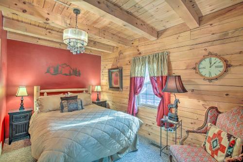RothburyResort Cabin with Fire Pit Golf, Hike and Play!的卧室配有一张床,墙上挂着一个钟