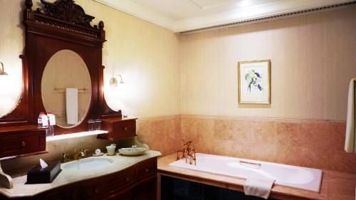Hotel Majapahit Surabaya MGallery的一间浴室