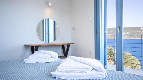 瓦西Akasha Suite IV的一间卧室配有一张带镜子的床和一个阳台
