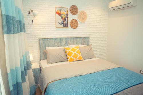 阿莱曼Porto Golf Marina的一间小卧室,配有一张蓝色和白色的床