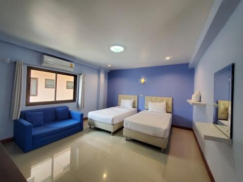 佛丕凯比精品酒店的一间卧室设有一张床和蓝色的墙壁
