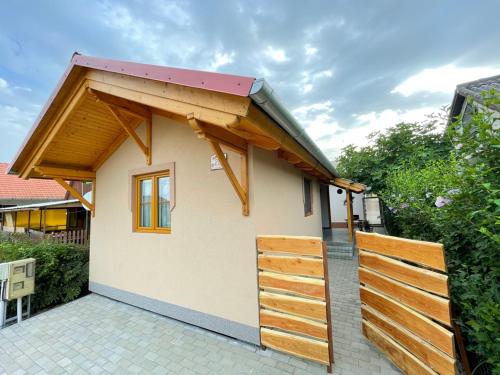 CsisztapusztaIbolya Apartman的一座小房子,四周有木栅栏