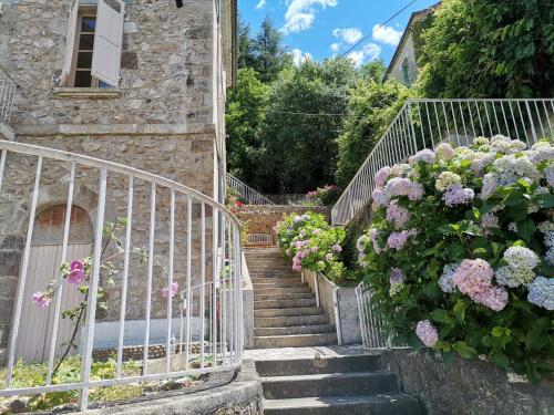 瓦尔莱班La Dolce Vita Camille的建筑物一侧有鲜花的楼梯
