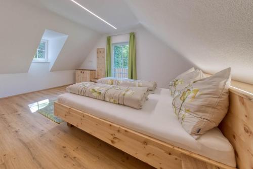 EibiswaldFerienhaus Wagnerfranzl的客房设有带枕头的沙发。