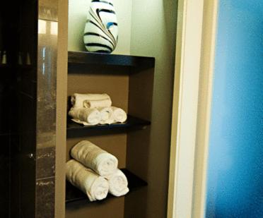 雷德班克蚝点酒店的浴室内带滚毛巾的架子