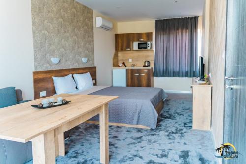 索佐波尔Gradina Holiday的酒店客房设有一张床和一张木桌