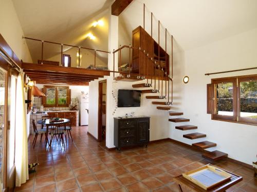 GuarazocaCasa La Casamera的客厅位于房子内,设有螺旋楼梯