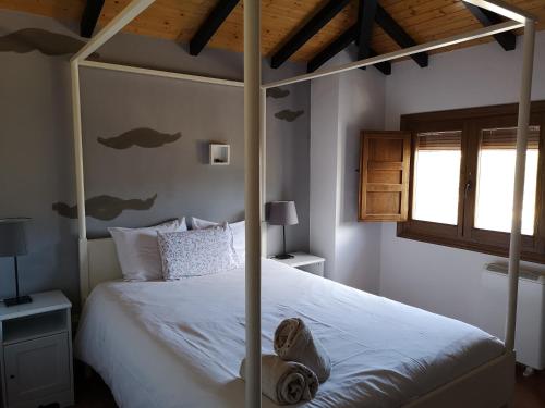 AblanqueLa Casa Blanca del Alto Tajo的一间卧室配有一张四柱床