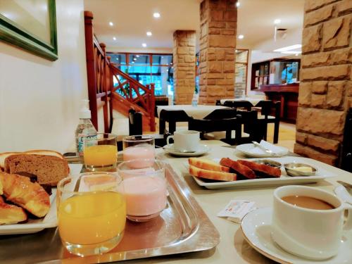 圣马丁德洛斯罗莎·德洛斯威阿耶斯酒店的一张桌子,上面放着早餐食品和饮料