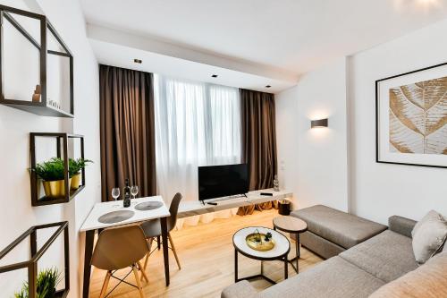 塞萨洛尼基Porto Sea View Apartments的客厅配有沙发和桌子