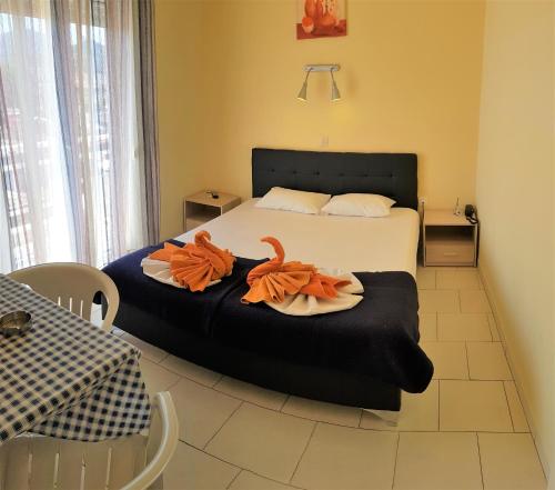 佩科霍里Hotel Tassos-Despina的一间卧室配有一张床,上面有两条毛巾