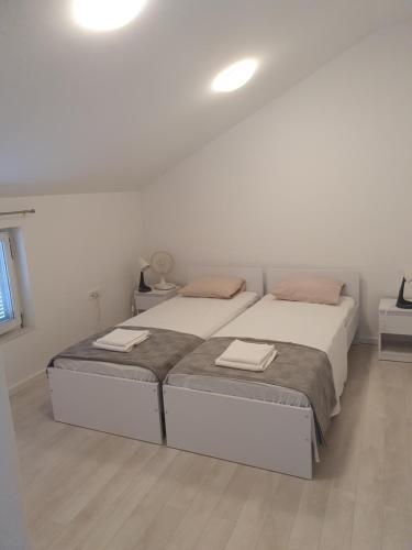 希贝尼克Franko & Šimun Apartment的一间卧室配有一张床,上面有两条毛巾
