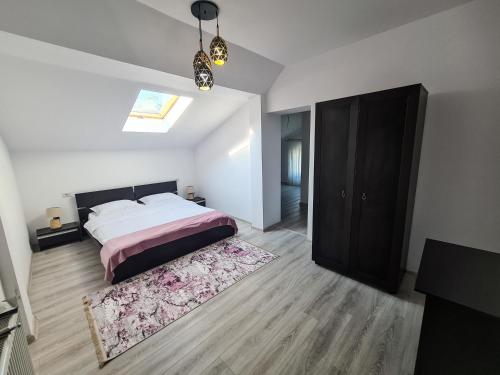 皮亚特拉-尼亚姆茨Pensiunea Lavanda, Piatra-Neamț的卧室配有一张床,地板上铺有地毯
