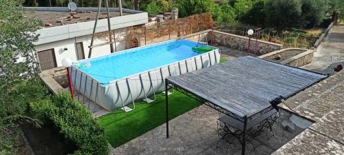 马丁纳弗兰卡Villa relax的游泳池和桌子的顶部景色