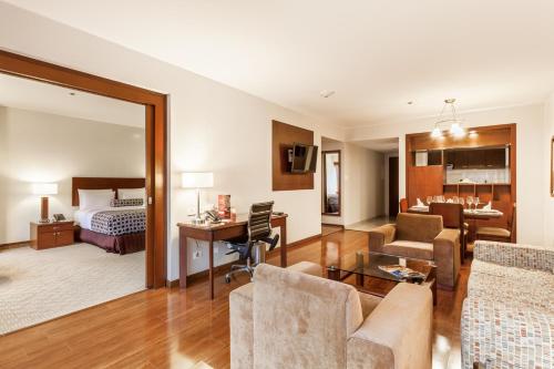 波哥大Tequendama Suites Bogota的酒店客房设有一间卧室和一间客厅。