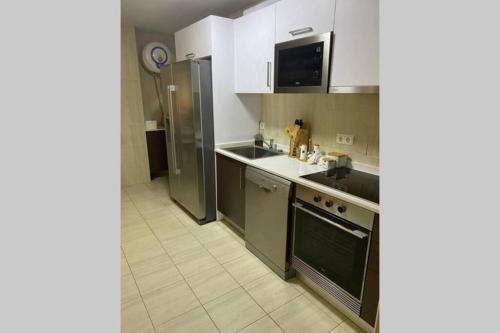 罗安达Apartamento com Vista para a Baía de Luanda的厨房配有水槽和炉灶