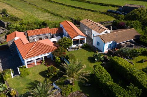 Alto do SulQuinta Perpetua, Casa Corvo的享有橙色屋顶房屋的空中景致