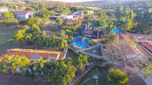 雅博蒂卡图巴斯Village Resort的享有带游泳池的房屋的空中景致