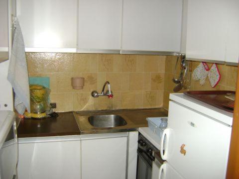 瓦尔堡Monte Verde的厨房配有水槽和台面