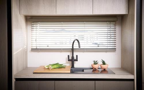 帕兹托1.2 padstow的带水槽的厨房台面和窗户