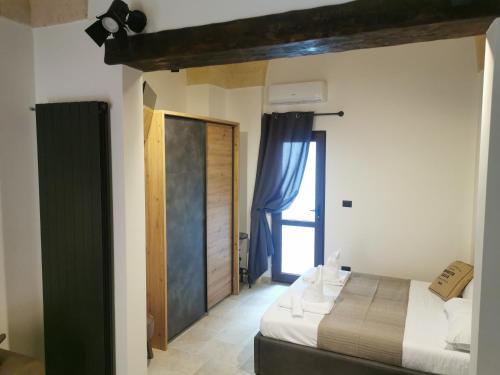 布林迪西Loft Porta Sud的一间卧室配有一张床,房间设有窗户