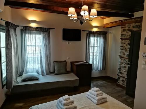 里托楚伦RiverBed Traditional Guest House的客房设有1张床、1台电视和窗户。