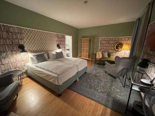 海德堡阿尔滕布吕克酒店的卧室配有一张床和一张桌子及椅子