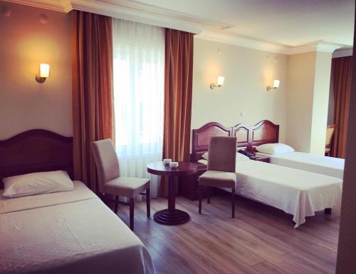 伊斯坦布尔Grand Hotel Seferoğlu的酒店客房配有两张床和一张书桌