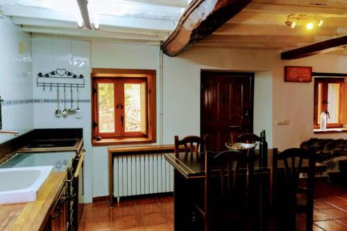 奥维多Casa Ferreira, Senda del Oso的厨房配有水槽和台面