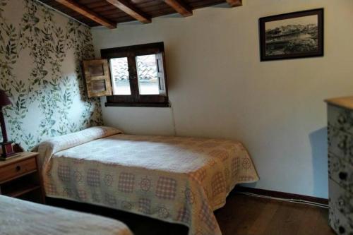 奥维多Casa Ferreira, Senda del Oso的一间卧室设有两张床和窗户。