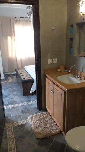 索维拉La Casita的一间带水槽和镜子的浴室