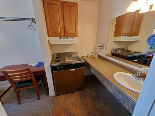 格伦代夫河畔汽车旅馆的小厨房配有水槽和带水槽的台面