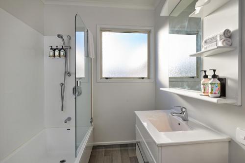 凯库拉怀特摩尔福 - 遗产精选酒店的白色的浴室设有水槽和淋浴。