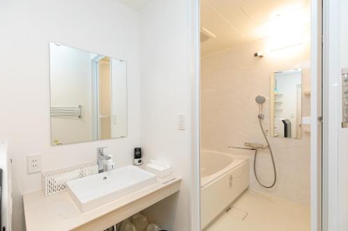 东京Villa Roppongi的白色的浴室设有水槽和淋浴。