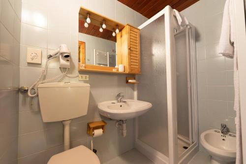 布勒伊-切尔维尼亚缪博卓利酒店的浴室配有卫生间、盥洗盆和淋浴。