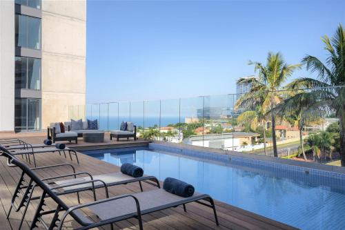 德班Premier Hotel Umhlanga的酒店游泳池享有海景