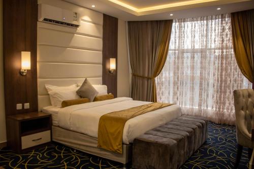 艾卜哈The Palace Hotel Suites - Al Badea的酒店客房设有床和窗户。