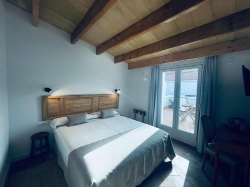 马翁Hotel Casa Miranda - Adults Only的一间卧室设有一张大床和一个窗户。