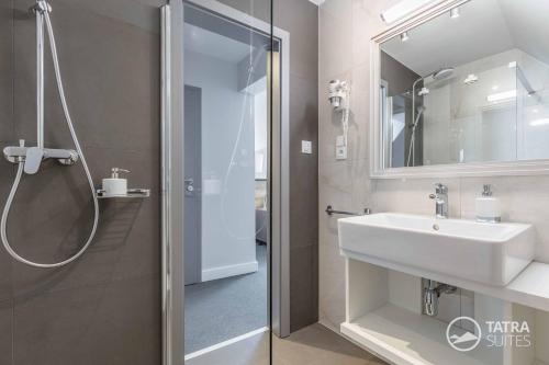 波普拉德TATRA SUITES Boutique Suites Deforte Star View 301的一间带水槽和淋浴的浴室