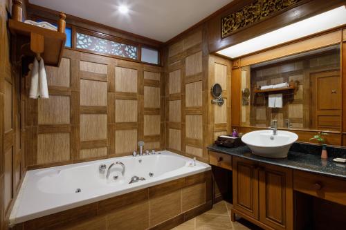 清迈Khum Phaya Resort & Spa Boutique Collection的带浴缸和盥洗盆的浴室