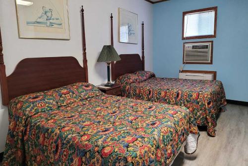 费尔蒙特费尔蒙经济旅馆的酒店客房设有两张床和窗户。