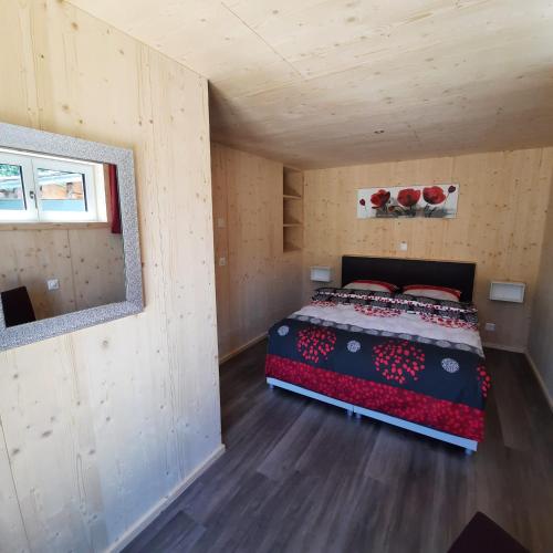 Sils im DomleschgAktien 11 / A=obere Wohnung / B=untere Wohnung的小木屋内的卧室,配有一张床