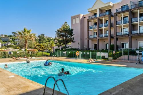 佩罗斯-吉雷克皮埃尔假日酒店的一群人在公寓的游泳池里