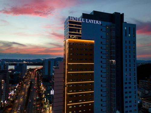 釜山Layers Hotel Busan Hadan的一座建筑,上面有饭店律师的字眼