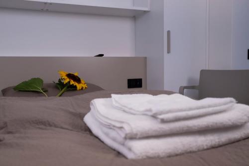 特伦托SILVANELLO Apartment的床上的一大堆毛巾