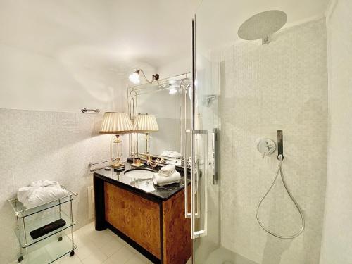巴勒莫Case Natoli - Residenze d'Epoca的一间带水槽和淋浴的浴室